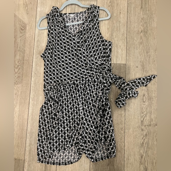 Maggy London large Black and White Geometric romper with elastic waist - Picture 1 of 8
